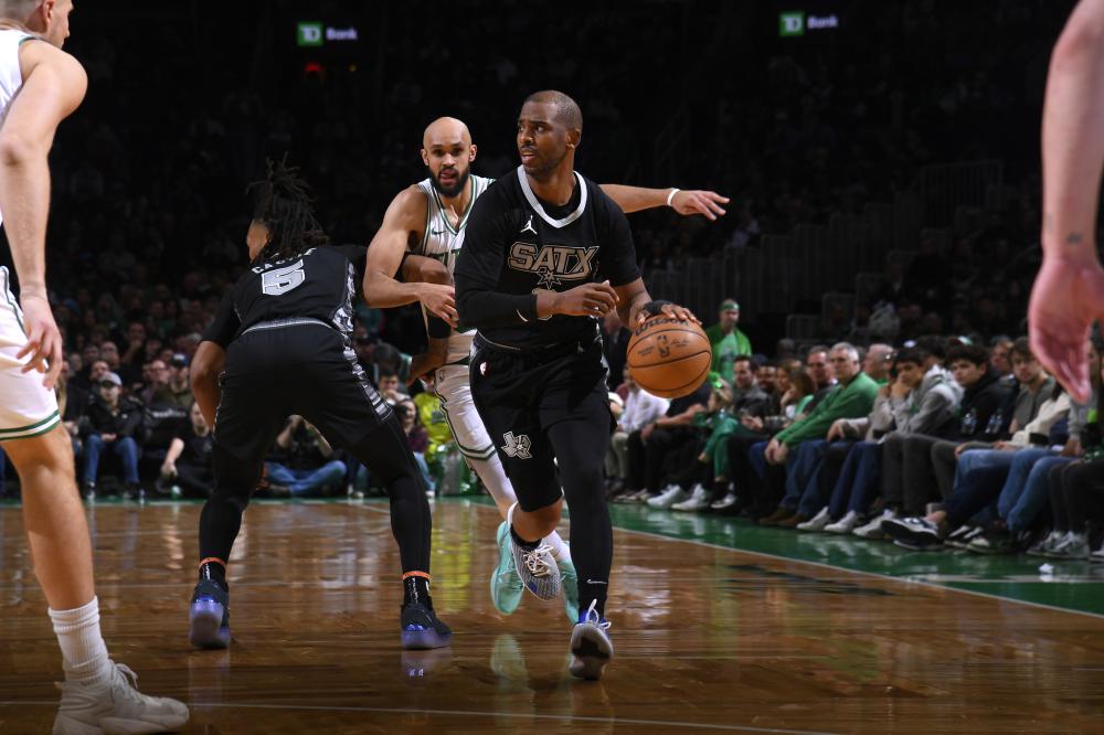 高调现身不 高调现身不